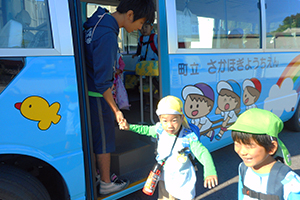 坂祝町立坂祝幼稚園の通園バスの写真です