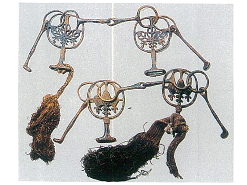 伝源義綱奉納の轡の写真